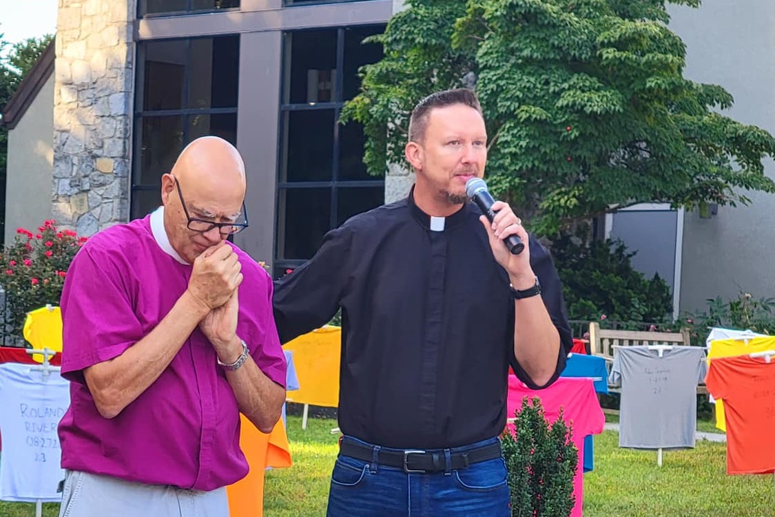 The Rev. Rick Bauer, right, introduces the Right Rev. Jim Curry, retired bishop of the Episcopal Diocese of Connecticut. (Source: St. Edward's Episcopal Church)